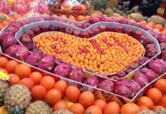 超市大妈又调皮了,这下水果被玩坏了