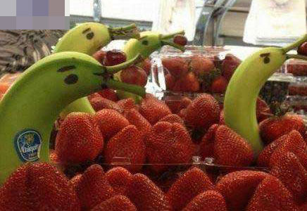 超市大妈又调皮了,这下水果被玩坏了