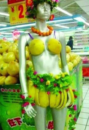 超市大妈又调皮了,这下水果被玩坏了