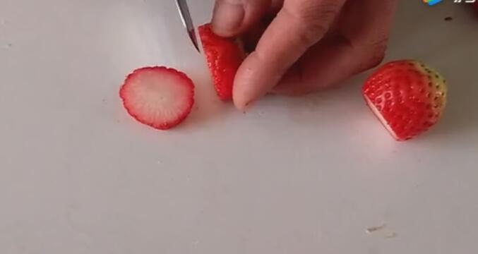 简单漂亮的水果拼盘,仅需两根香蕉两个草莓