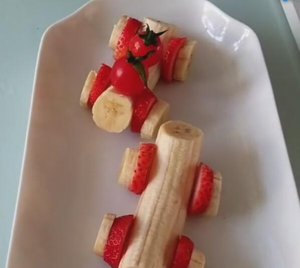 简单漂亮的水果拼盘,仅需两根香蕉两个草莓