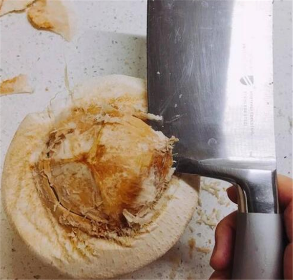 椰子三个孔在哪个位置,椰子三孔有两假一真