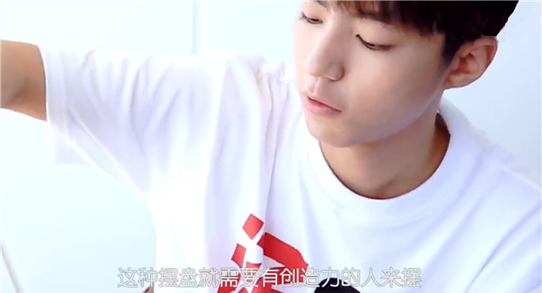 王俊凯教您做简单的水果拼盘,帅气小凯也抵挡不住诱惑