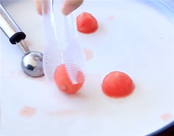 王俊凯教您做简单的水果拼盘,帅气小凯也抵挡不住诱惑