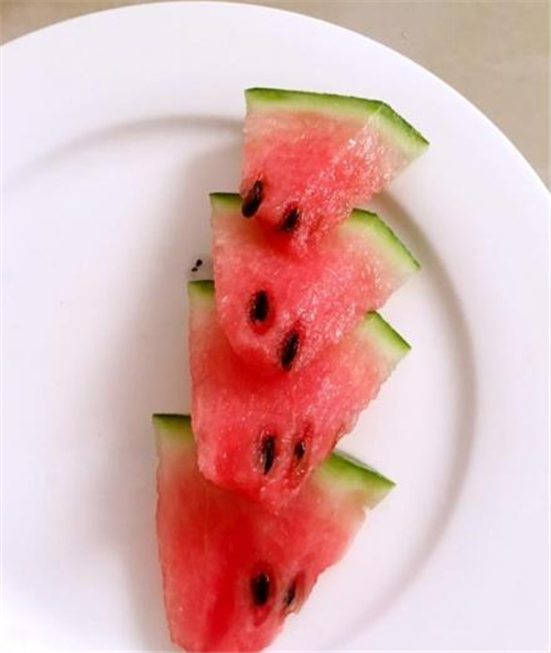 用1~3种水果做水果拼盘(图解) 用夏季三种水果做应季果盘