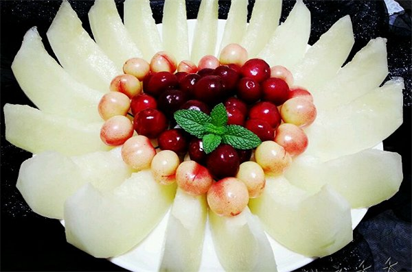 简单摆盘制作的水果拼盘图片,摆一摆就是一个水果拼盘