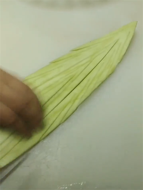 超级简单的ktv西瓜皮拉花教程,在家可制作的ktv西瓜皮拉花