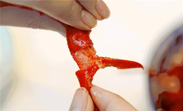 小龙虾的吃法剥法图解,吃小龙虾整壳褪去的吃法