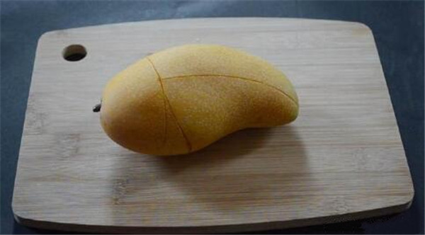 小芒果怎么剥皮吃方法,芒果最简单的剥皮方法