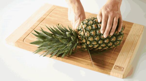 菠萝水果的正确吃法,与菠萝同一物种不同品种的凤梨“撕”着吃
