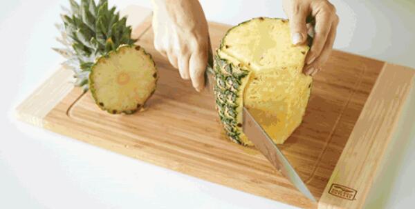 菠萝水果的正确吃法,与菠萝同一物种不同品种的凤梨“撕”着吃