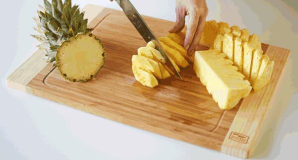 菠萝水果的正确吃法,与菠萝同一物种不同品种的凤梨“撕”着吃