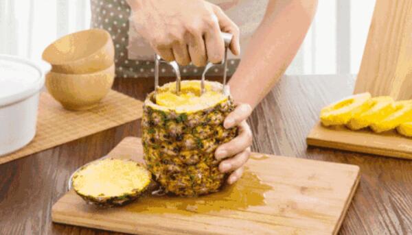 菠萝水果的正确吃法,与菠萝同一物种不同品种的凤梨“撕”着吃